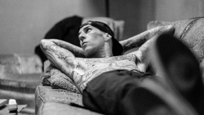 Travis Barker muestra sus nuevos tatuajes y recuerda que sobrevivió a un accidente aéreo