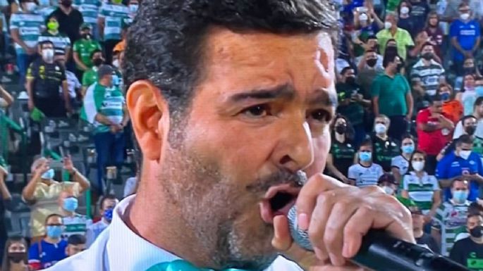 ¡Vergonzoso! Pablo Montero se equivoca al cantar el Himno Nacional; así reaccionan las redes