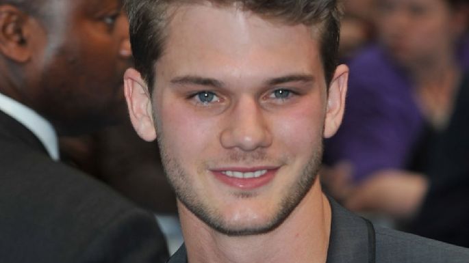 ¡Súper! Jeremy Irvine se une al elenco para la serie de 'Green Lantern'