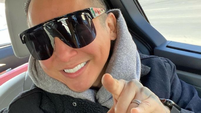 Edwin Luna, integrante de La Trakalosa, lleva a sus hijos a vender en un mercado
