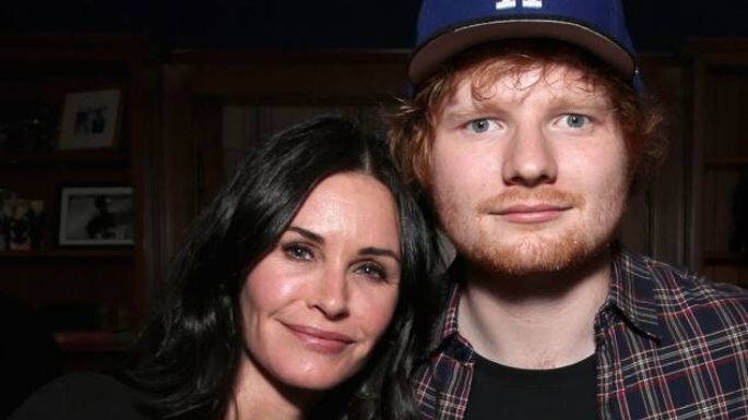 La actriz Courteney Cox y el cantante Ed Sheeran recrean un divertido baile de 'Friends' en redes