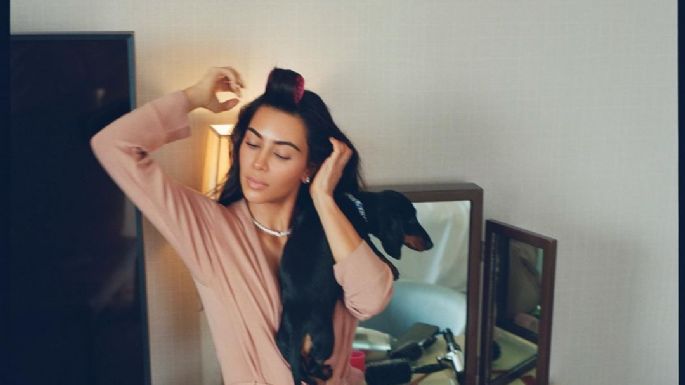 FOTO: Kim Kardashian impacta a sus fans al mostrar su cabellera platinada en traje de baño