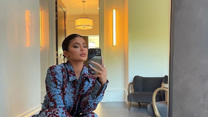 FOTO: Kylie Jenner posa a lado de lujoso auto deportivo y muestra su increíble figura