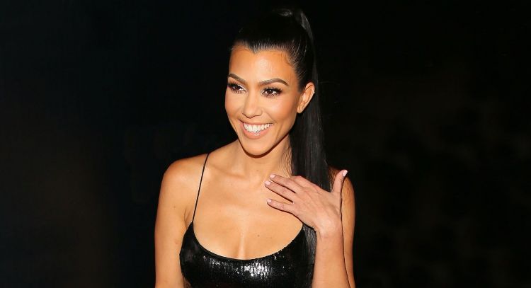 Kourtney Kardashian posa con coqueto outfit negro con transparencia y paraliza Internet