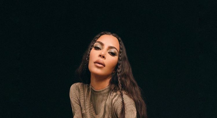 Kim Kardashian regresa a las redes y posa con encantador vestido plateado