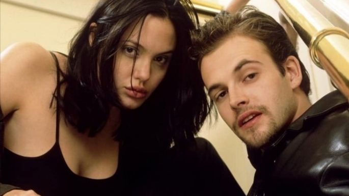 Captan a Angelina Jolie visitando a su exesposo Jonny Lee Miller