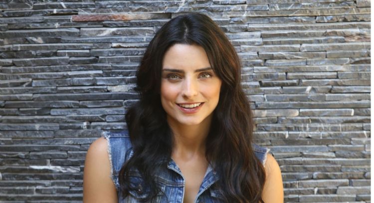 Instagram: Aislinn Derbez no se limita y presume belleza en elegante ‘outfit’ gris de temporada