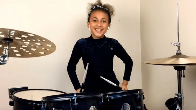 La niña baterista Nandi Bushel hace una increíble colaboración con Matt Helders de Artic Monkeys