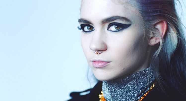 Grimes muestra su nuevo tatuaje  que le abarca casi toda la pierna y es alucinante
