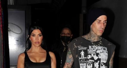 Kourtney Kardashian y Travis Barker se dan tremendo beso durante pelea de la UFC