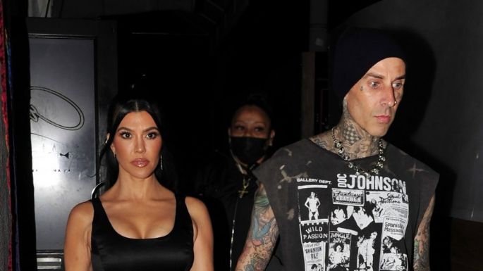 Kourtney Kardashian y Travis Barker se dan tremendo beso durante pelea de la UFC