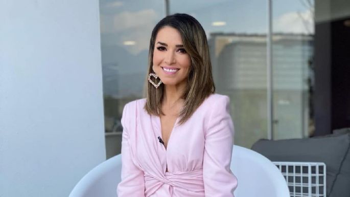 Laura G regresa a TV Azteca y  muestra su distinguido estilo con un coqueto outfit azul