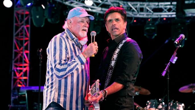 John Stamos, actor de 'Full House' se une a The Beach Boys para esta sorprendente actuación