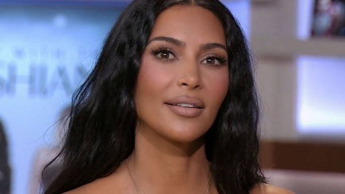 FOTO: Kim Kardashian luce sus curvas con entallado look negro