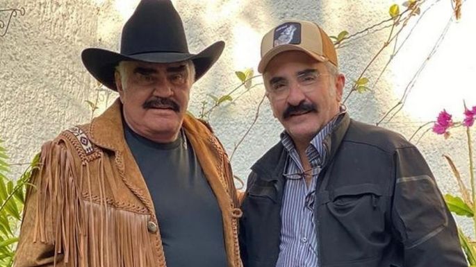 VIDEO: Vicente Fernández Jr. visita a Don Vicente en el hospital por sospecha de Covid-19