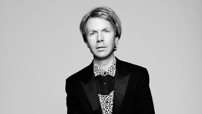 Beck, cantante del éxito 'Loser', lanza video musical protagonizado por la actriz Stella Maxwell
