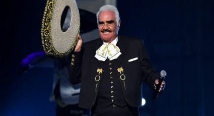 Don Vicente Fernández abandona el hospital; fans lo esperan a fuera de su rancho