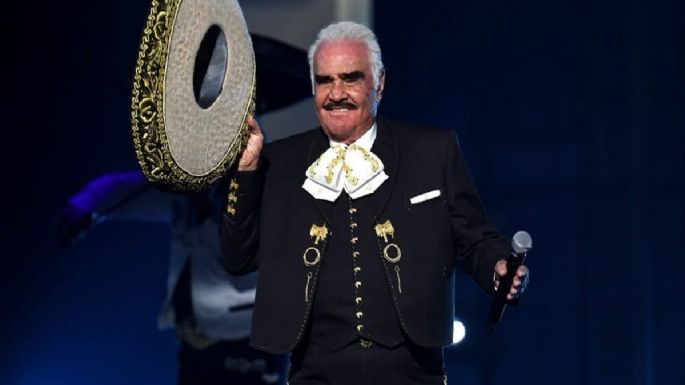 Don Vicente Fernández abandona el hospital; fans lo esperan a fuera de su rancho