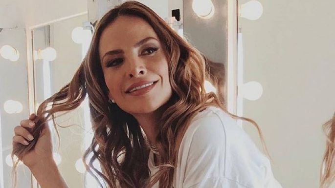 Fabiola Campomanes llegas a ‘Netas Divinas’ y posa con encantador look de verano