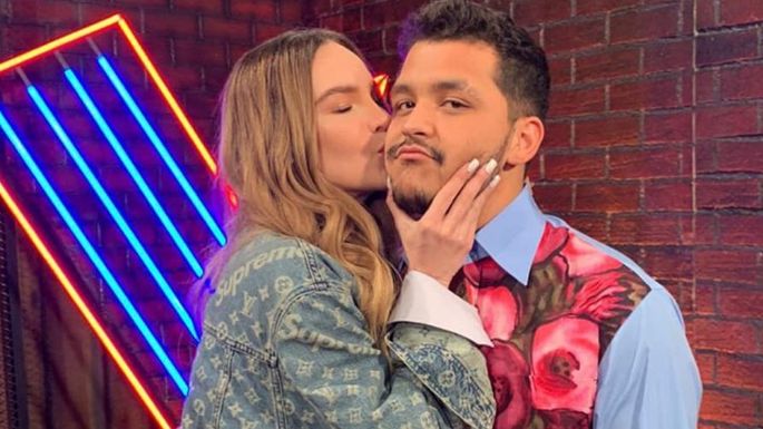 ¡Hay boda! Belinda y Christian Nodal reafirman su amor con tremendo beso sobre el escenario