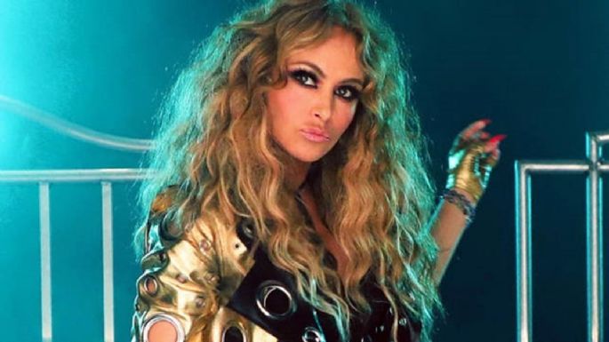 Paulina Rubio sube la temperatura en 'Premios lo Nuestro' con coqueto outfit negro y dorado