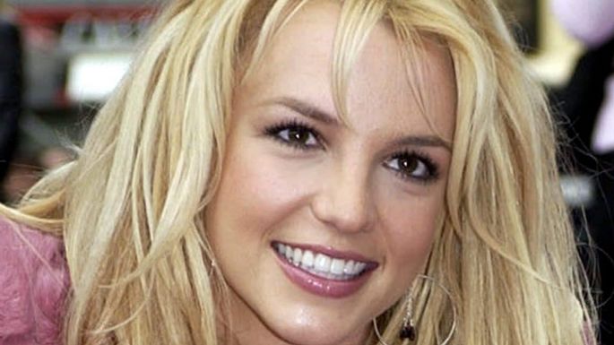 Después de burlas de su padre, Britney Spears revela que consideró operarse el busto