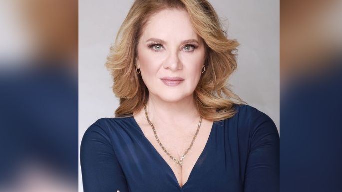 FOTO: Érika Buenfil presume su elegancia con un outfit azul para recibir la Navidad