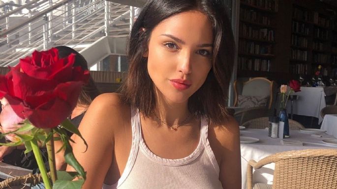 Eiza González luce sus encantos con encantador vestido rosa de satín