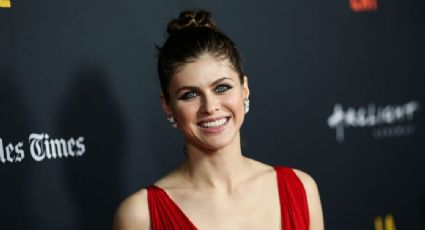 Alexandra Daddario demuestra a Hollywood su belleza con este entallado y sensual vestido blanco