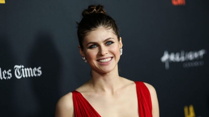 Alexandra Daddario demuestra a Hollywood su belleza con este entallado y sensual vestido blanco