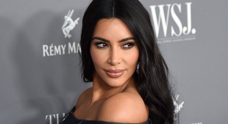 Desde la playa, Kim Kardashian posa con revelador bikini blanco y paraliza Internet