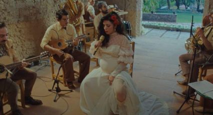 Con un vestido de novia, Mon Laferte muestra su embarazo en un concierto e Tiny Desk de NPR