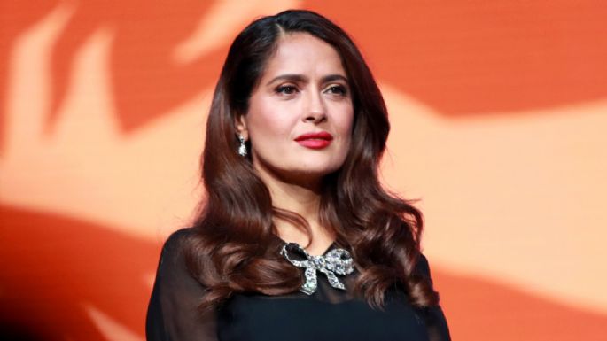 Salma Hayek da cátedra de estilo y comparte sus outfits favoritos de color amarillo