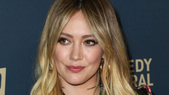 Hilary Duff presume su elegancia en redes sociales al posar con un hermoso vestido