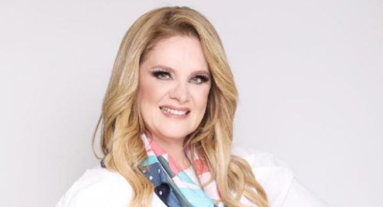 Érika Buenfil se enfunda con este increíble 'look' claro y enamora a todos sus fans de Insatgram