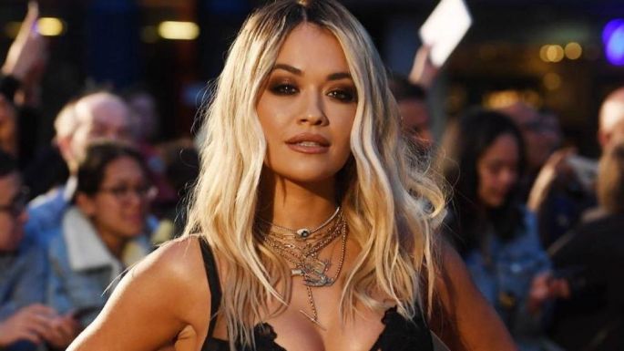 Desde la playa, Rita Ora luce sus encantos en coqueto bikini negro