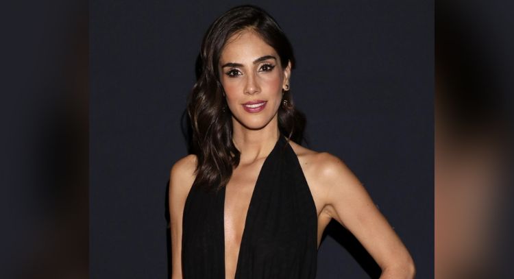 Sandra Echeverría posa con destacado conjunto azul y paraliza Internet