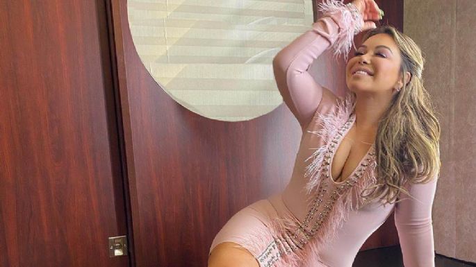 ¡Desde la cama! Chiquis Rivera promociona su nuevo video con un revelador y sensual outfit blanco