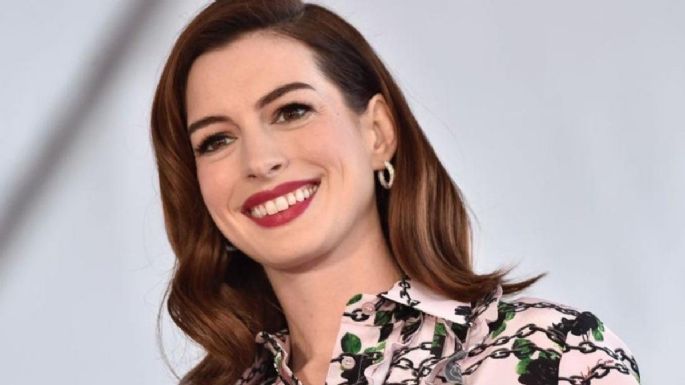 FOTO: Anne Hathaway presume su elegancia al posar con un coqueto vestido negro