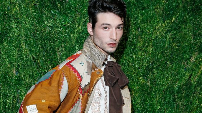 Ezra Miller manda fuerte mensaje al Ku Klux Klan, el grupo supremacista de los EU y preocupa a fans