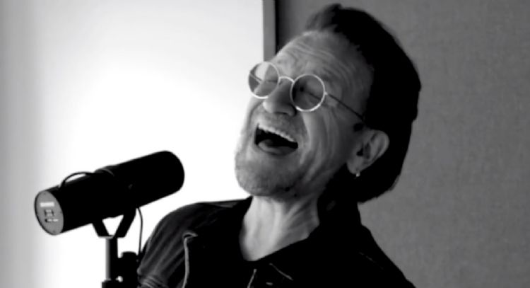 U2 comparte set acústico para recordar el aniversario de la masacre del 'Domingo Sangriento'