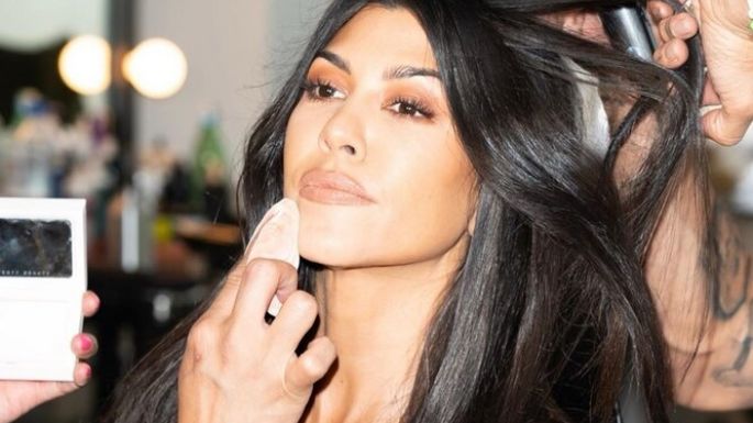 Kourtney Kardashian levanta suspiros en este encantador vestido negro