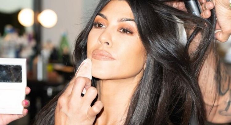 Kourtney Kardashian levanta suspiros en este encantador vestido negro