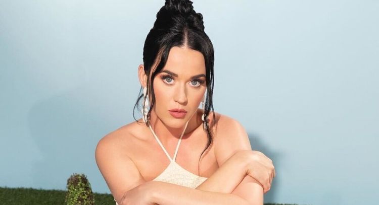 Katy Perry roba suspiros en este mini vestido negro de Bottega Veneta