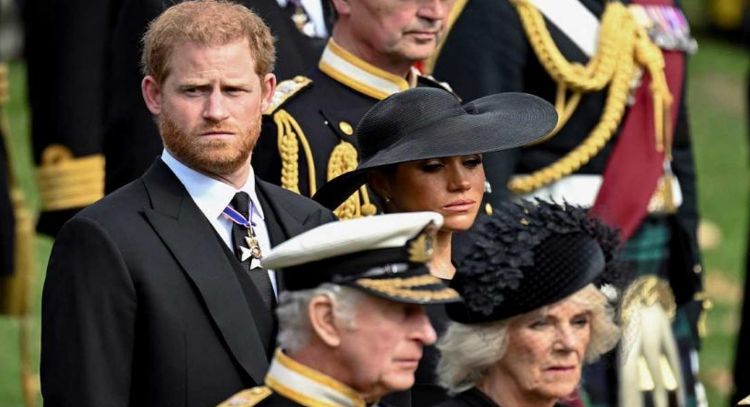 Drama en la Realeza: Si humillan a Camilla, Rey Carlos III exiliaría a Harry de su coronación