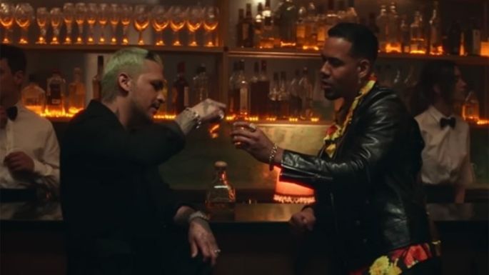 Romeo Santos y Christian Nodal se beben sus remordimientos en el nuevo video de 'Me Extraño'