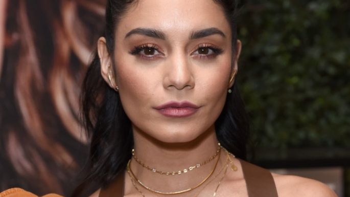 Vanessa Hudgens roba suspiros en este minitop con falda corta de cuero