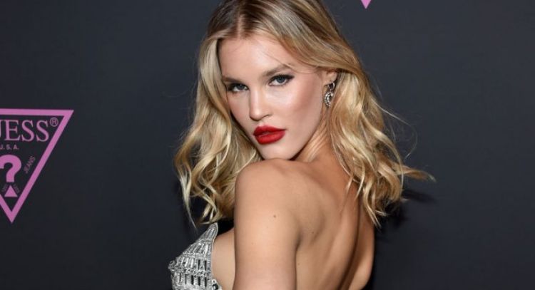 Victoria’s Secret: Joy Corrigan deleita con un vestido tejido ajustado en la playa