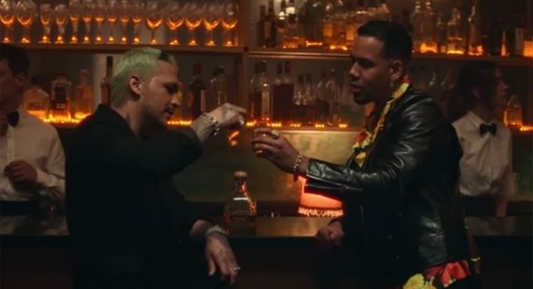 Romeo Santos y Christian Nodal se beben sus remordimientos en el nuevo video de 'Me Extraño'