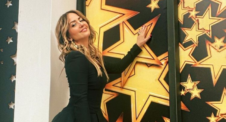 Andrea Legarreta regresa a Televisa y posa con elegante vestido negro desde 'Hoy'